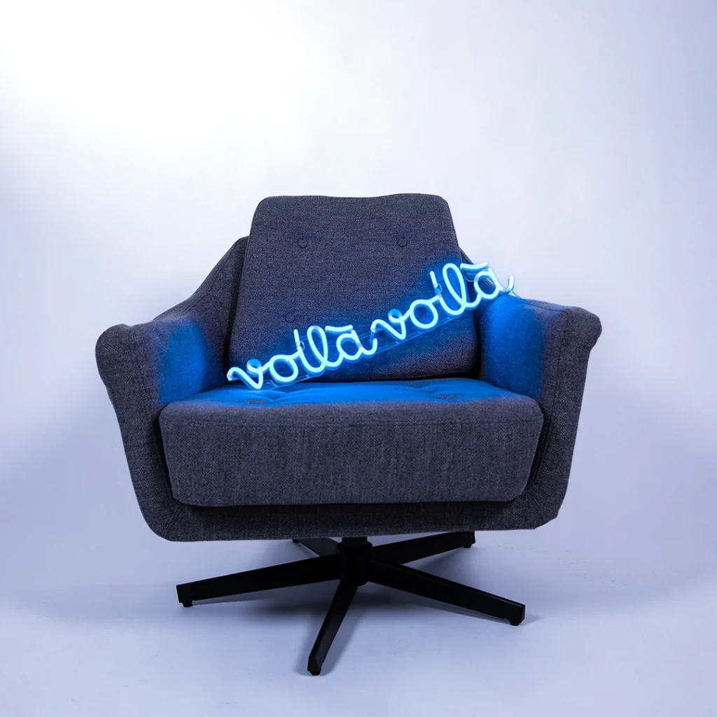 Logo Voilà Voilà posé sur une chaise