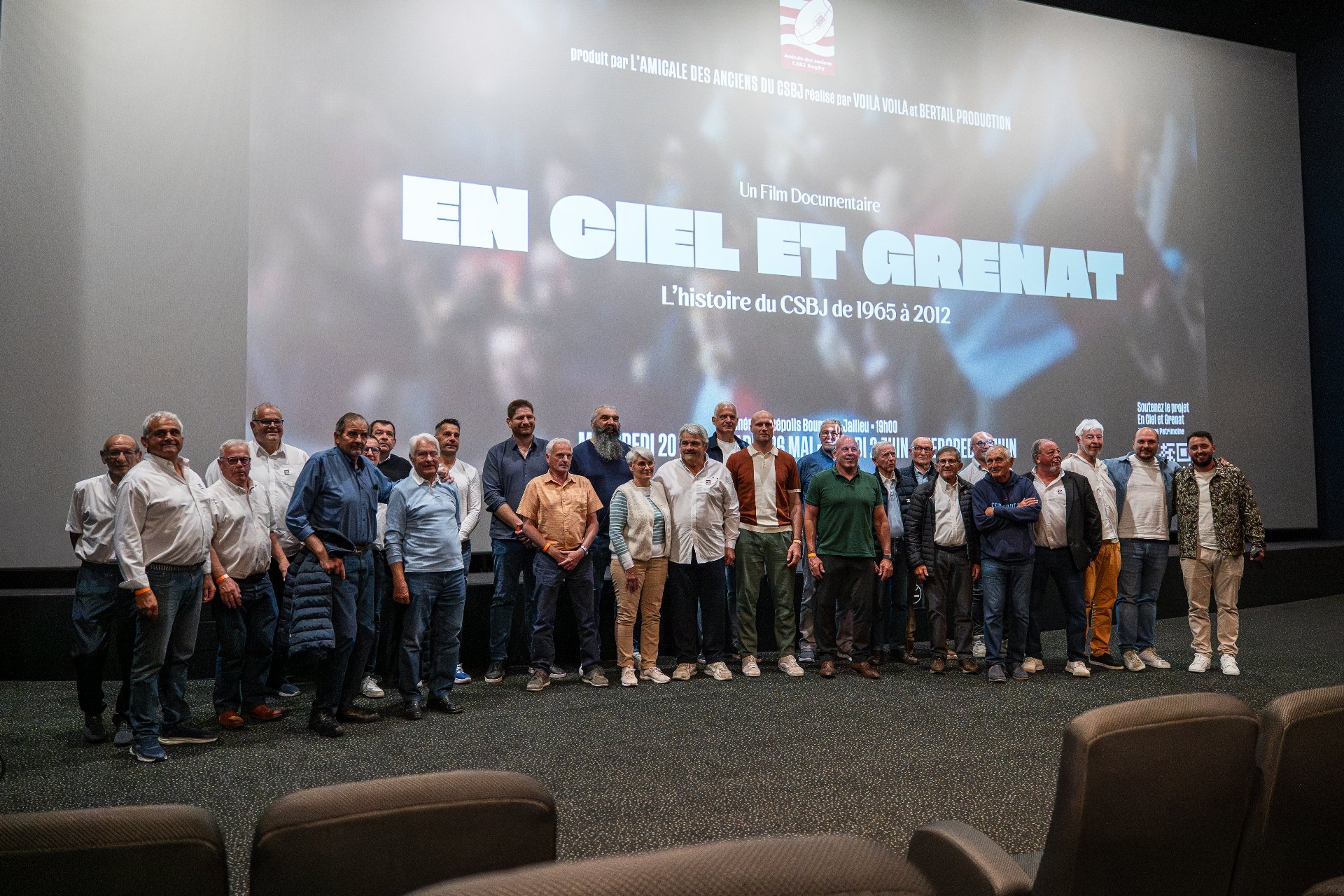 L&rsquo;&eacute;quipe du film &ldquo;En Ciel et Grenat&rdquo; r&eacute;unie devant l&rsquo;&eacute;cran du cin&eacute;ma Kin&eacute;polis de Bourgoin-Jallieu, &agrave; l&rsquo;occasion de la premi&egrave;re diffusion du documentaire.