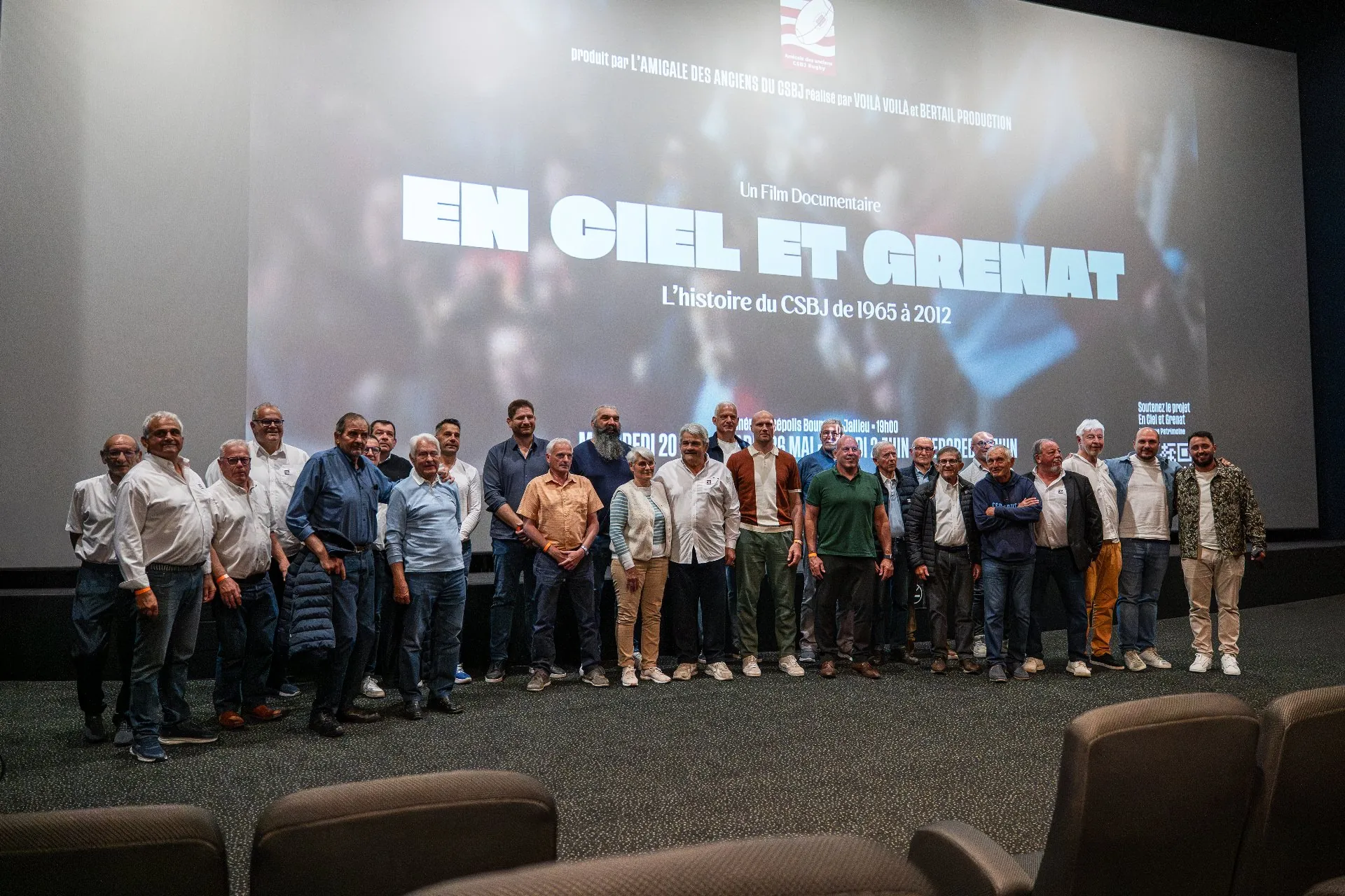 L&rsquo;&eacute;quipe du film &ldquo;En Ciel et Grenat&rdquo; r&eacute;unie devant l&rsquo;&eacute;cran du cin&eacute;ma Kin&eacute;polis de Bourgoin-Jallieu, &agrave; l&rsquo;occasion de la premi&egrave;re diffusion du documentaire.